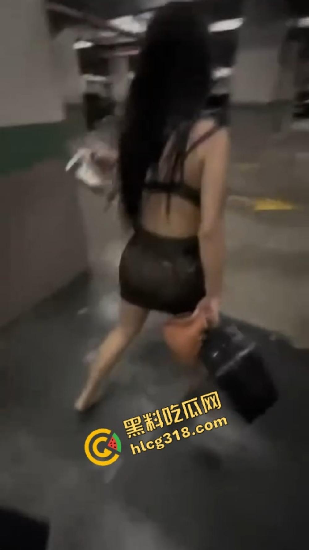 骚逼占电梯现场,喝点马尿就发疯,齐逼短裙倒立露底,这骚操作谁看谁服!-9