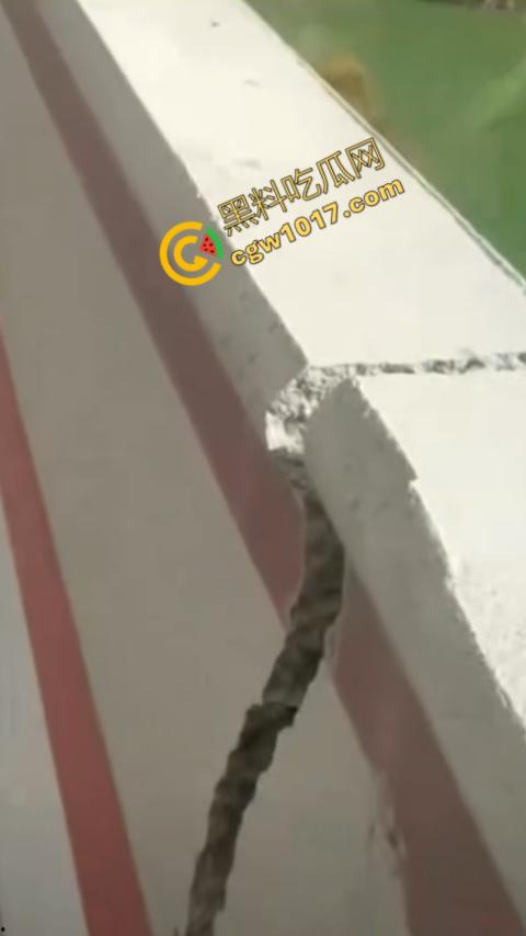 惊悚一幕！四川红旗大桥瞬间坍塌，山体滑坡无情吞噬人类杰作，初建十月竟成废墟，心惊胆战！-3