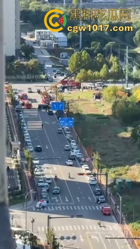 长春工地施工挖天然气挖出尸体，现场道路被封闭起来，怕是杀人灭口，抛死野外的，具体情况还得等待官方！-5