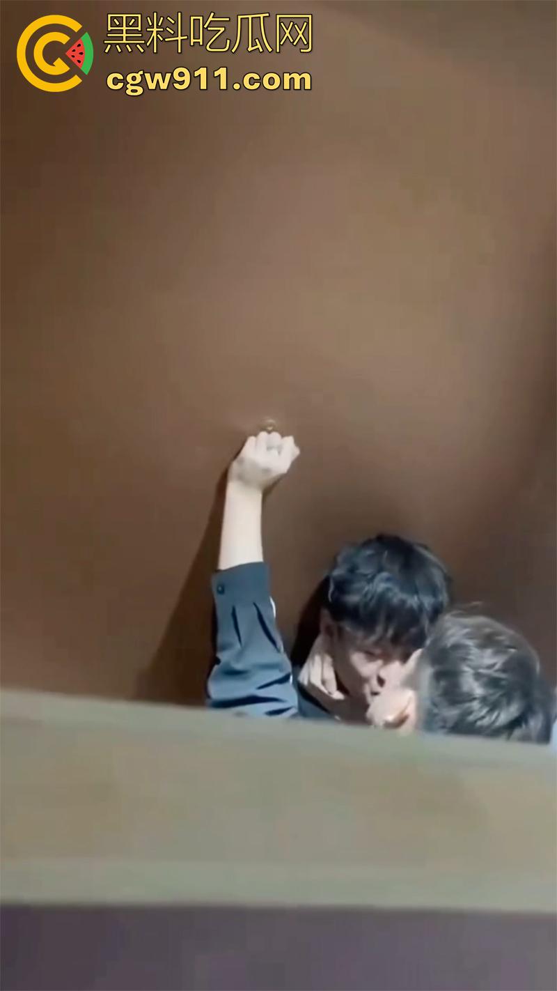 山东潍坊理工学院,厕所两个男生热吻被偷拍,上传至抖音曝光,友谊不分性别,只有厕所才分性别啊!-2