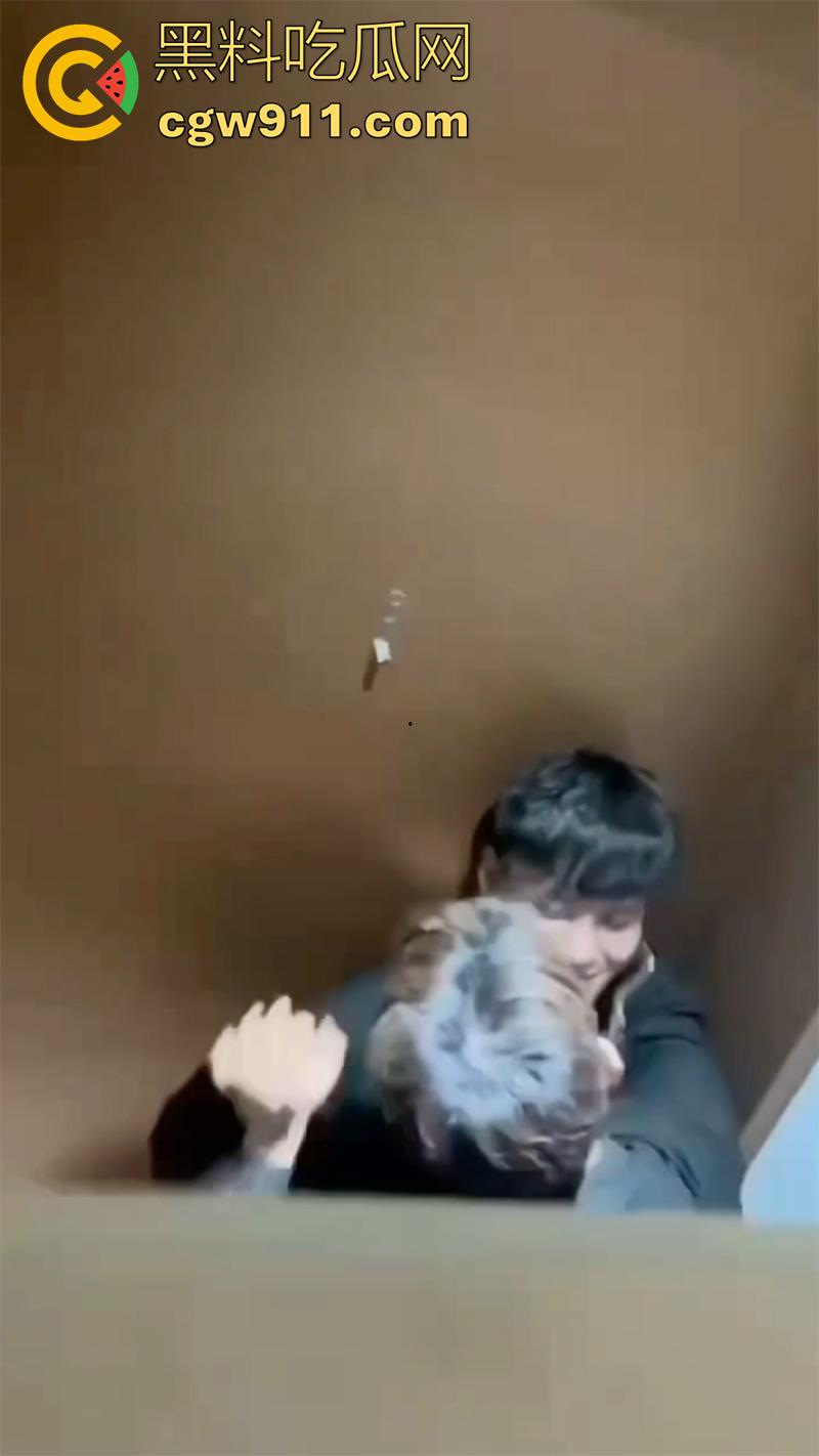 山东潍坊理工学院,厕所两个男生热吻被偷拍,上传至抖音曝光,友谊不分性别,只有厕所才分性别啊!-3