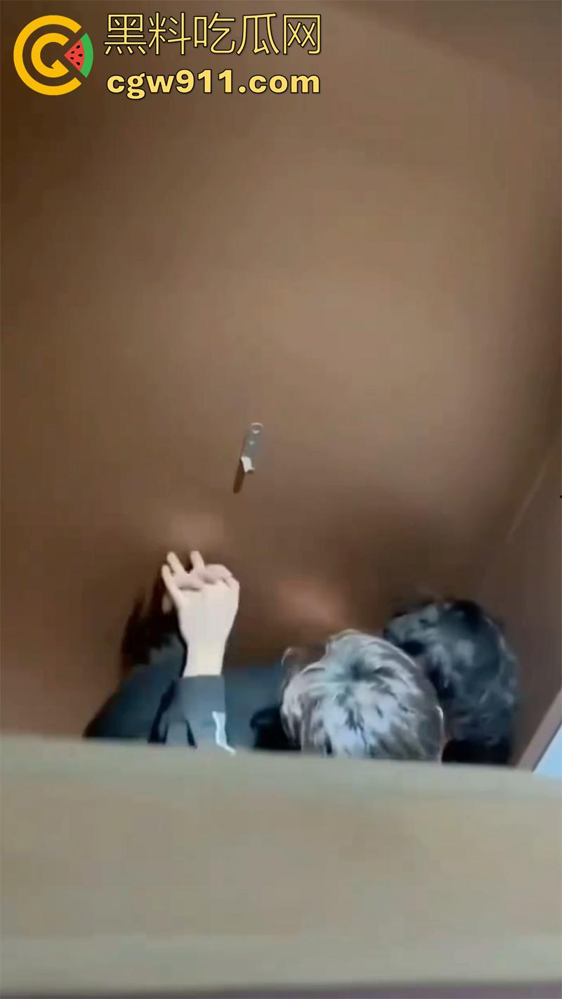 山东潍坊理工学院,厕所两个男生热吻被偷拍,上传至抖音曝光,友谊不分性别,只有厕所才分性别啊!-4