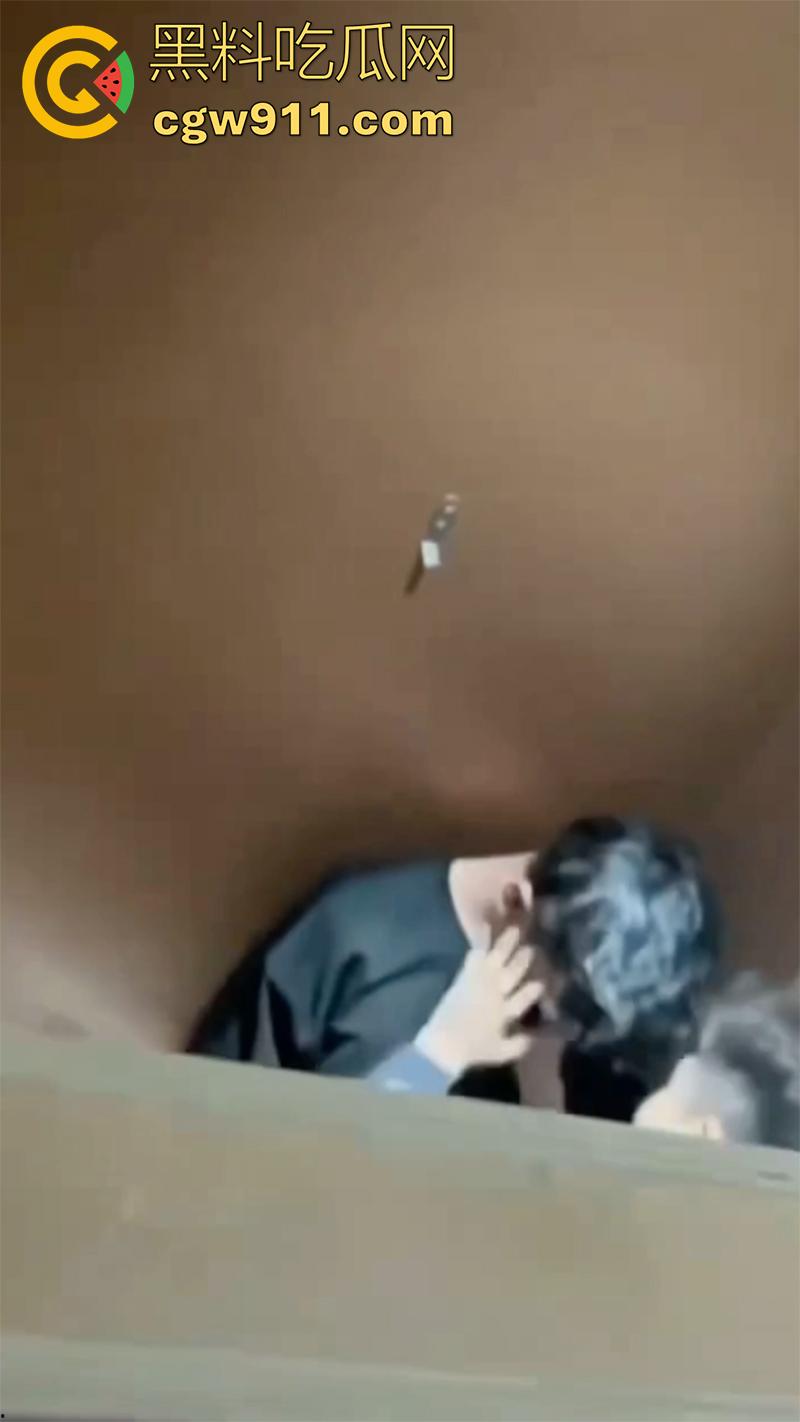 山东潍坊理工学院,厕所两个男生热吻被偷拍,上传至抖音曝光,友谊不分性别,只有厕所才分性别啊!-5