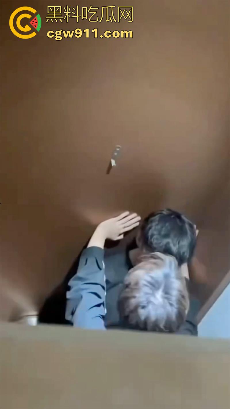 山东潍坊理工学院,厕所两个男生热吻被偷拍,上传至抖音曝光,友谊不分性别,只有厕所才分性别啊!-6