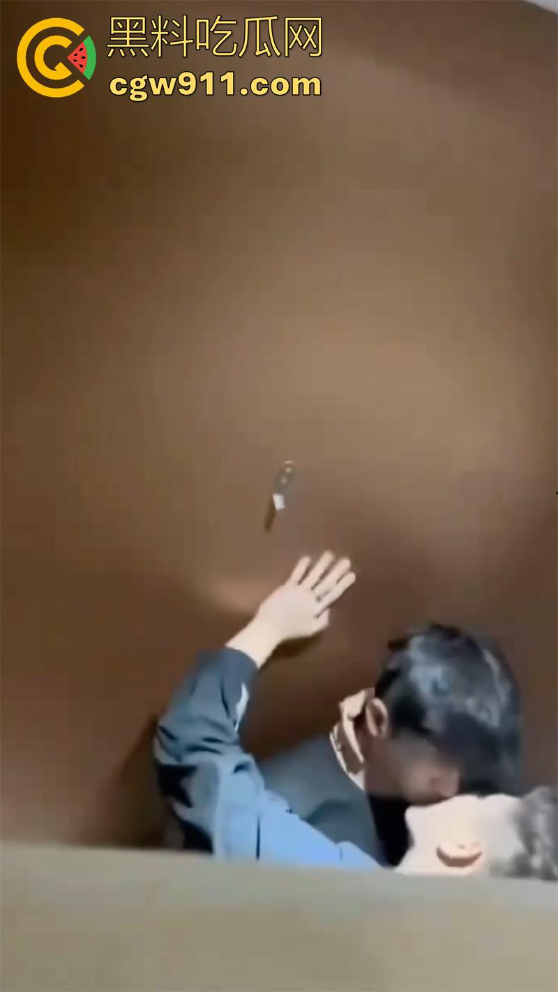 山东潍坊理工学院,厕所两个男生热吻被偷拍,上传至抖音曝光,友谊不分性别,只有厕所才分性别啊!-7