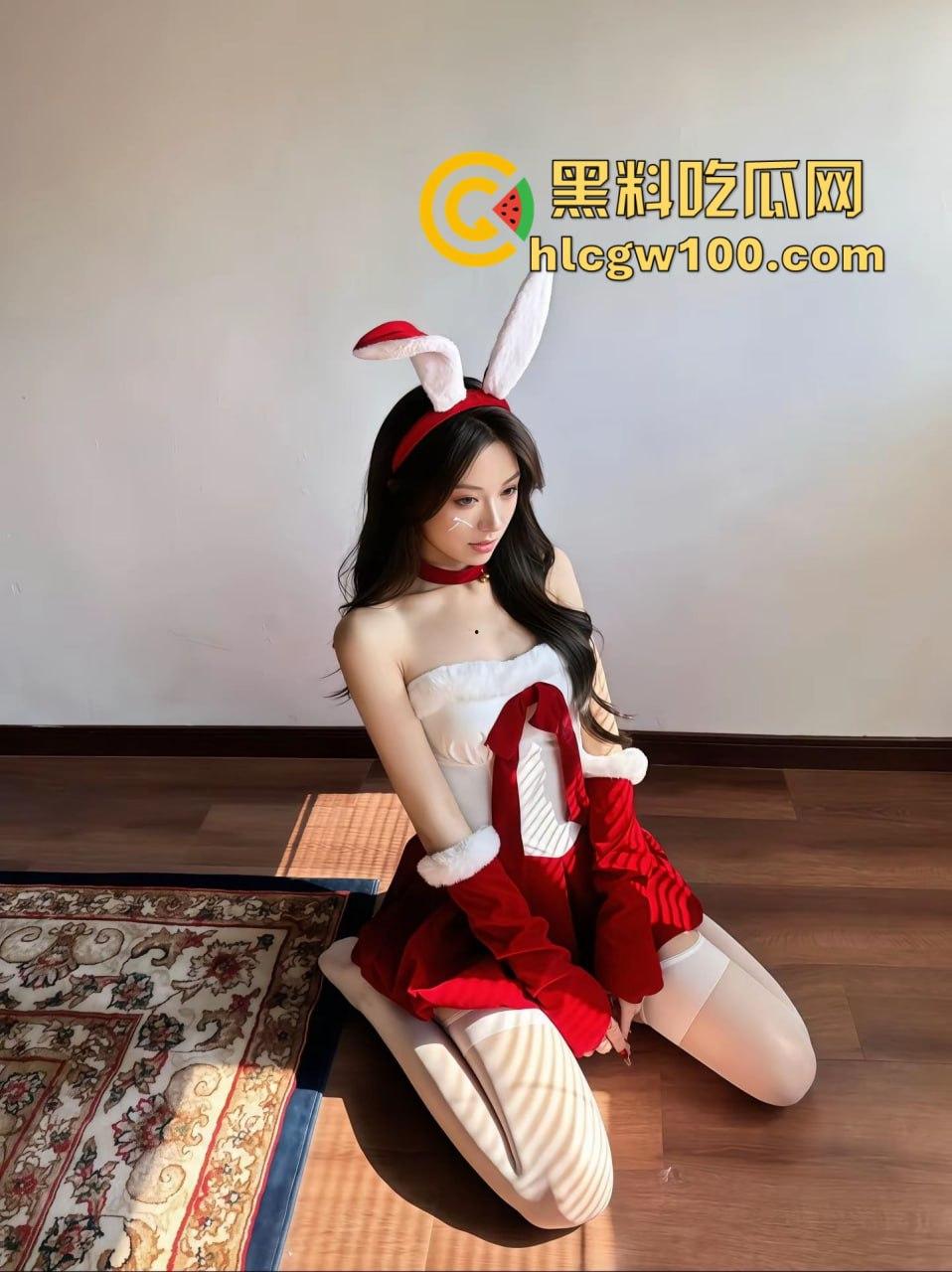 昨晚圣诞夜全员骑鹿 圣诞炮王排行榜火辣出炉 骚气红装妹子一边抽烟喝酒一边操B,礼物湿得发亮!-1