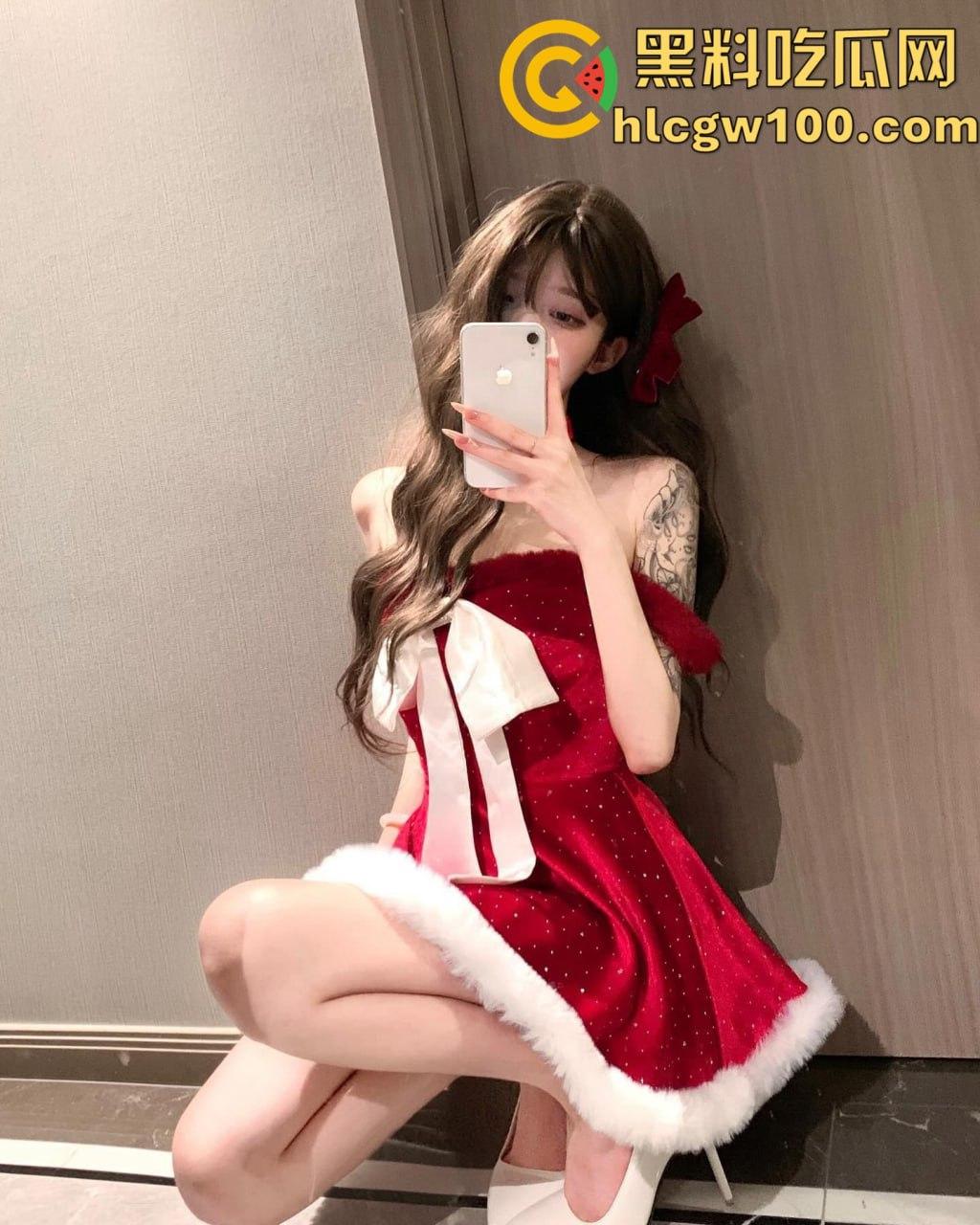 昨晚圣诞夜全员骑鹿 圣诞炮王排行榜火辣出炉 骚气红装妹子一边抽烟喝酒一边操B,礼物湿得发亮!-12