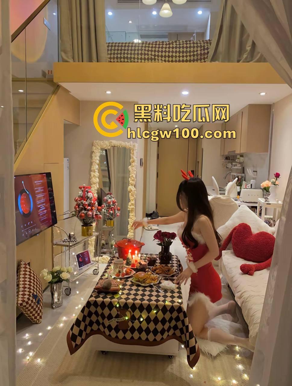 昨晚圣诞夜全员骑鹿 圣诞炮王排行榜火辣出炉 骚气红装妹子一边抽烟喝酒一边操B,礼物湿得发亮!-16