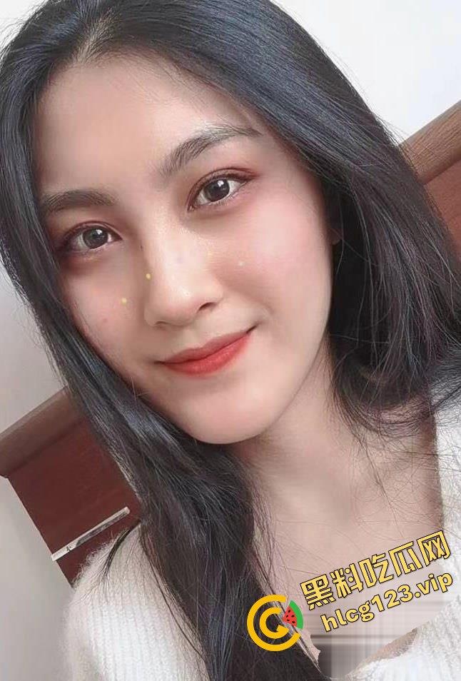 真实情侣泄密！反差婊眼镜娘驾驶位摸奶挑逗，居家打电话打飞机，全程骚到爆！-2