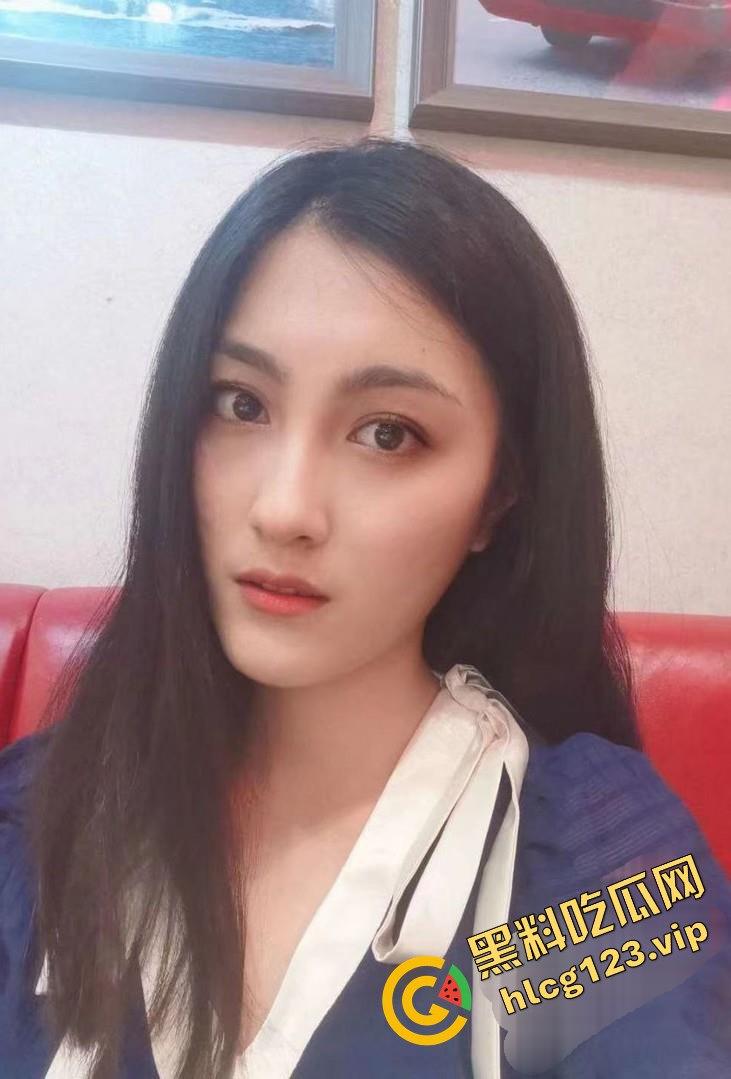 真实情侣泄密！反差婊眼镜娘驾驶位摸奶挑逗，居家打电话打飞机，全程骚到爆！-3