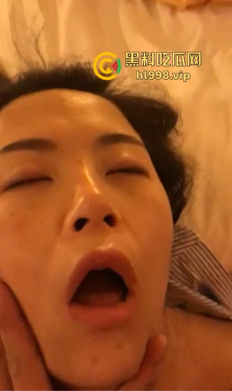 瓜友酒吧捡尸醉酒女，结果回酒店狂舔脚？瓜友的骚操作让小编看懵了，捡回去到底图个啥？-3