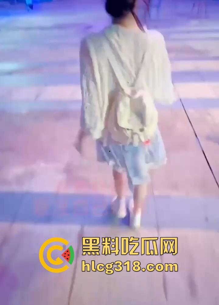 海角乱伦大神【意淫自己妹妹】带妹妹上摩天轮激情性爱,惊险刺激的高空交作业,操烂粉嫩白虎骚穴!-2