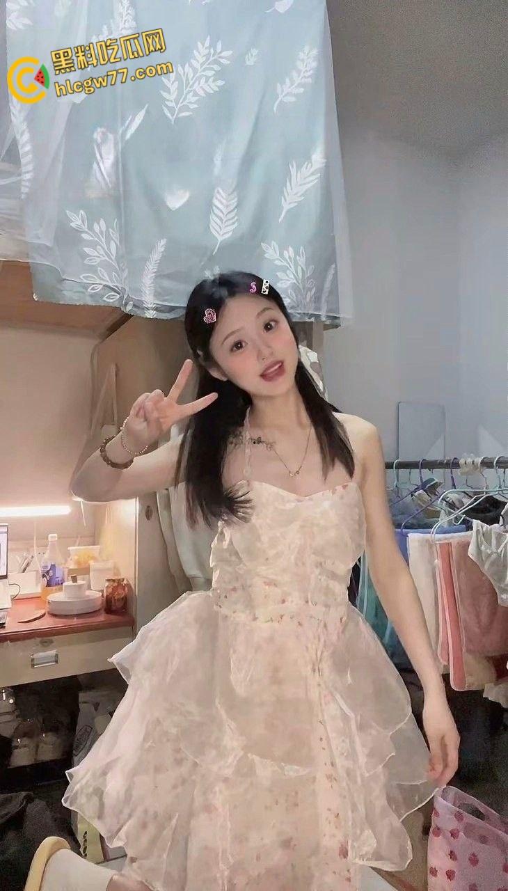 清纯短裙萌妹秒变反差淫娃!情趣内衣裹美乳,超神口活口爆狂喷,啪啪高潮爽到炸裂!-1