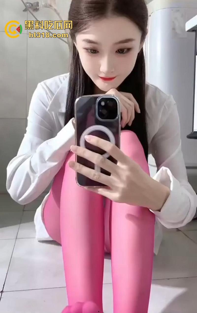 抖音擦边网红【猪妮妮Ss】定制福利曝光,极品女神穿紧身瑜伽裤,玉足揉搓玩具,逼缝清晰可见诱惑无比!-7