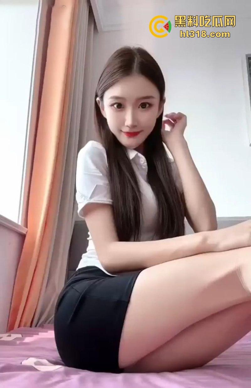 抖音擦边网红【猪妮妮Ss】定制福利曝光,极品女神穿紧身瑜伽裤,玉足揉搓玩具,逼缝清晰可见诱惑无比!-8