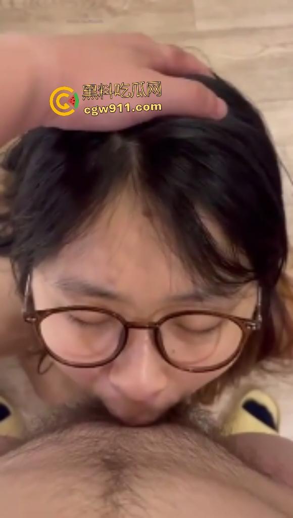 眼镜学生妹反差婊蜜桃臀诱惑,黑丝裹臀在男友面前浪态尽显,肥臀被后入猛撞,极品骚货出水量大!-1