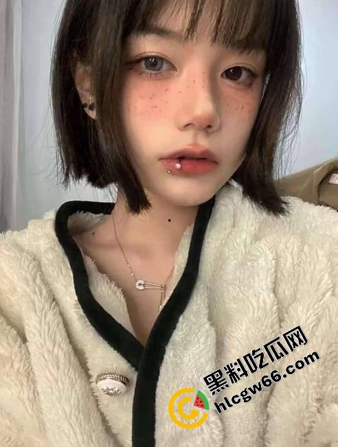 沈阳城市学院骚妹【张雨婷】白天端庄课代表,晚上酒店被操的逼水喷床单母狗体质拉满!-1