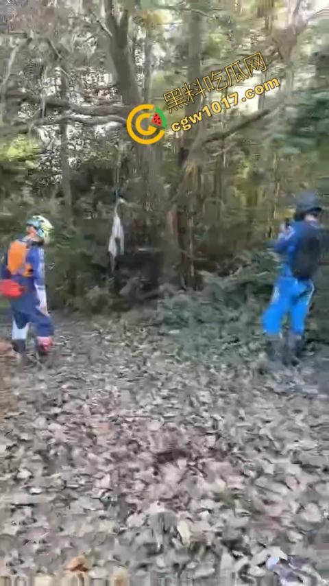 四明山中骑行,摩友巧遇恐怖干尸,惊恐报警,警调挖机移尸,骇人现场,让人看的心跳加速!-2