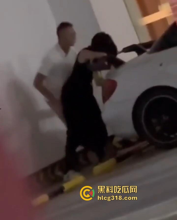 广东某广场地下停车场惊现情侣在车尾干炮,俯趴在车的后尾箱强势打桩,不知道这是不是金主的任务!-2