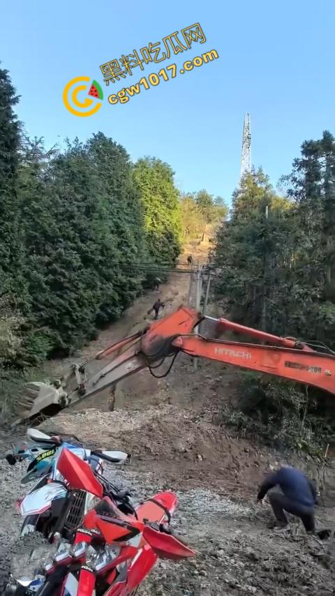 四明山中骑行,摩友巧遇恐怖干尸,惊恐报警,警调挖机移尸,骇人现场,让人看的心跳加速!-7