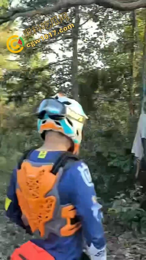 四明山中骑行,摩友巧遇恐怖干尸,惊恐报警,警调挖机移尸,骇人现场,让人看的心跳加速!-8