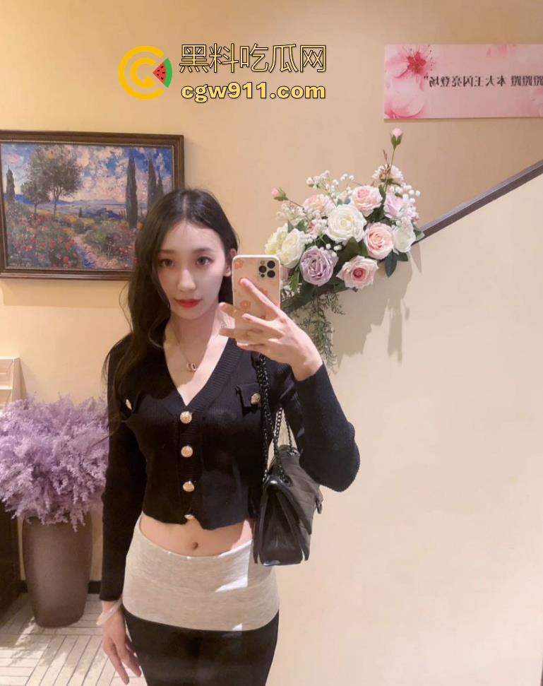 这难道又是理发师的宣传视频吗?少妇剪个头发手极其不老实,一直掏理发师的鸡鸡,其实这工作我能胜任的!-1