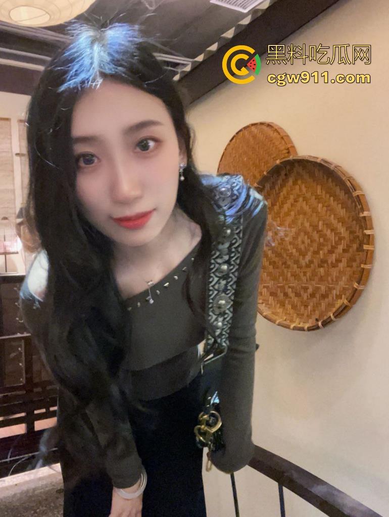 这难道又是理发师的宣传视频吗?少妇剪个头发手极其不老实,一直掏理发师的鸡鸡,其实这工作我能胜任的!-2