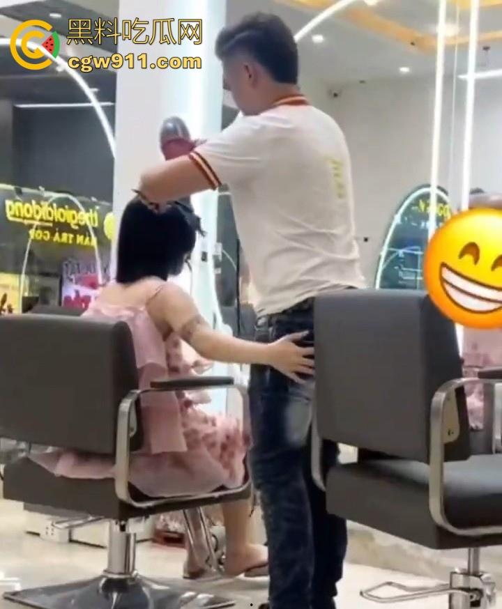 这难道又是理发师的宣传视频吗?少妇剪个头发手极其不老实,一直掏理发师的鸡鸡,其实这工作我能胜任的!-4