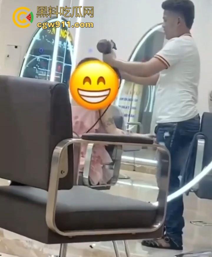 这难道又是理发师的宣传视频吗?少妇剪个头发手极其不老实,一直掏理发师的鸡鸡,其实这工作我能胜任的!-5