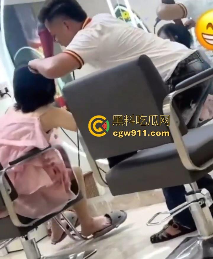 这难道又是理发师的宣传视频吗?少妇剪个头发手极其不老实,一直掏理发师的鸡鸡,其实这工作我能胜任的!-6