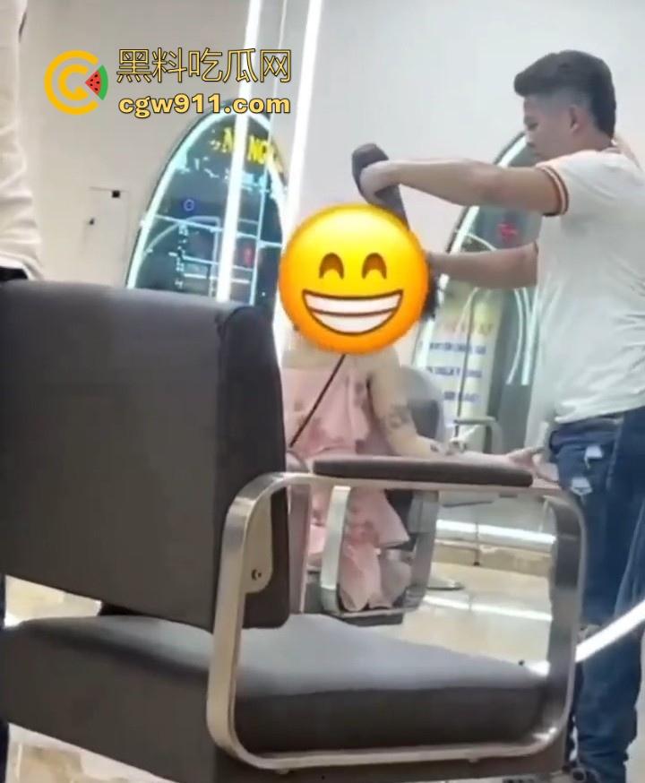 这难道又是理发师的宣传视频吗?少妇剪个头发手极其不老实,一直掏理发师的鸡鸡,其实这工作我能胜任的!-7