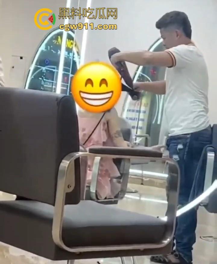 这难道又是理发师的宣传视频吗?少妇剪个头发手极其不老实,一直掏理发师的鸡鸡,其实这工作我能胜任的!-8