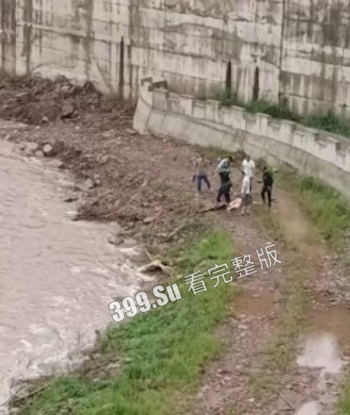 四川雅安陇西河鱼鳞坝,11位退休大妈衣着靓丽开心的在河坝边上载歌载舞 下一秒涨水带走七位,天人永隔!-7