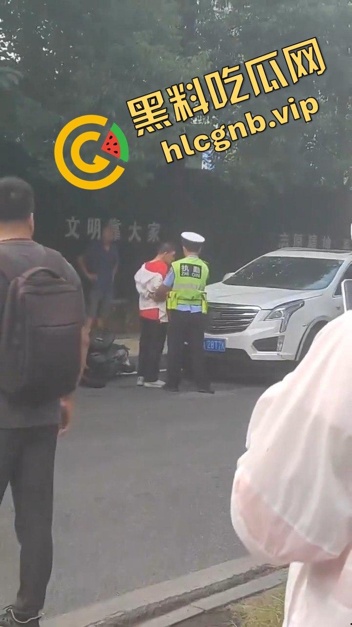 网传武汉一小学附近突发车祸多名小孩倒地，疑似男子精神不正常报复社会！！！-8