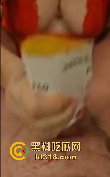 不是哥们对自己这么狠的吗？直接叫巨乳美女上砂纸帮你撸管，血都磨出来了，真当自己的是铁棒呀！-7