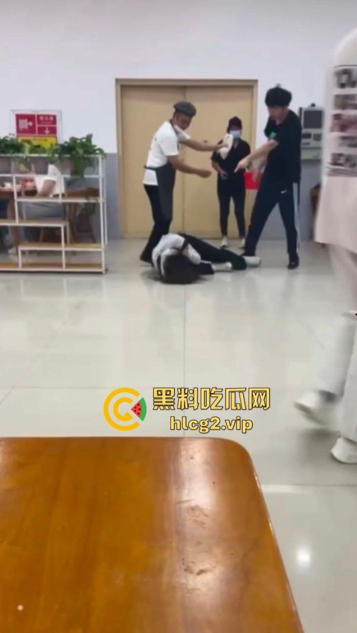江苏师范大学小仙女食堂拿纸占位置被男生连环拳暴打 结果小仙女竟被保研！-4