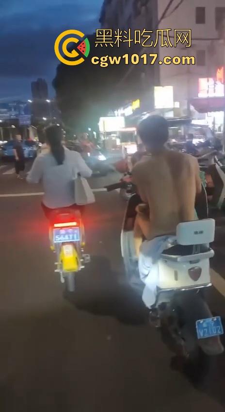 这难道又是主人的新任务吗？男子全身赤裸淡定开电瓶，横穿闹市区丝毫不慌，不是哥真这么猛啊！-7