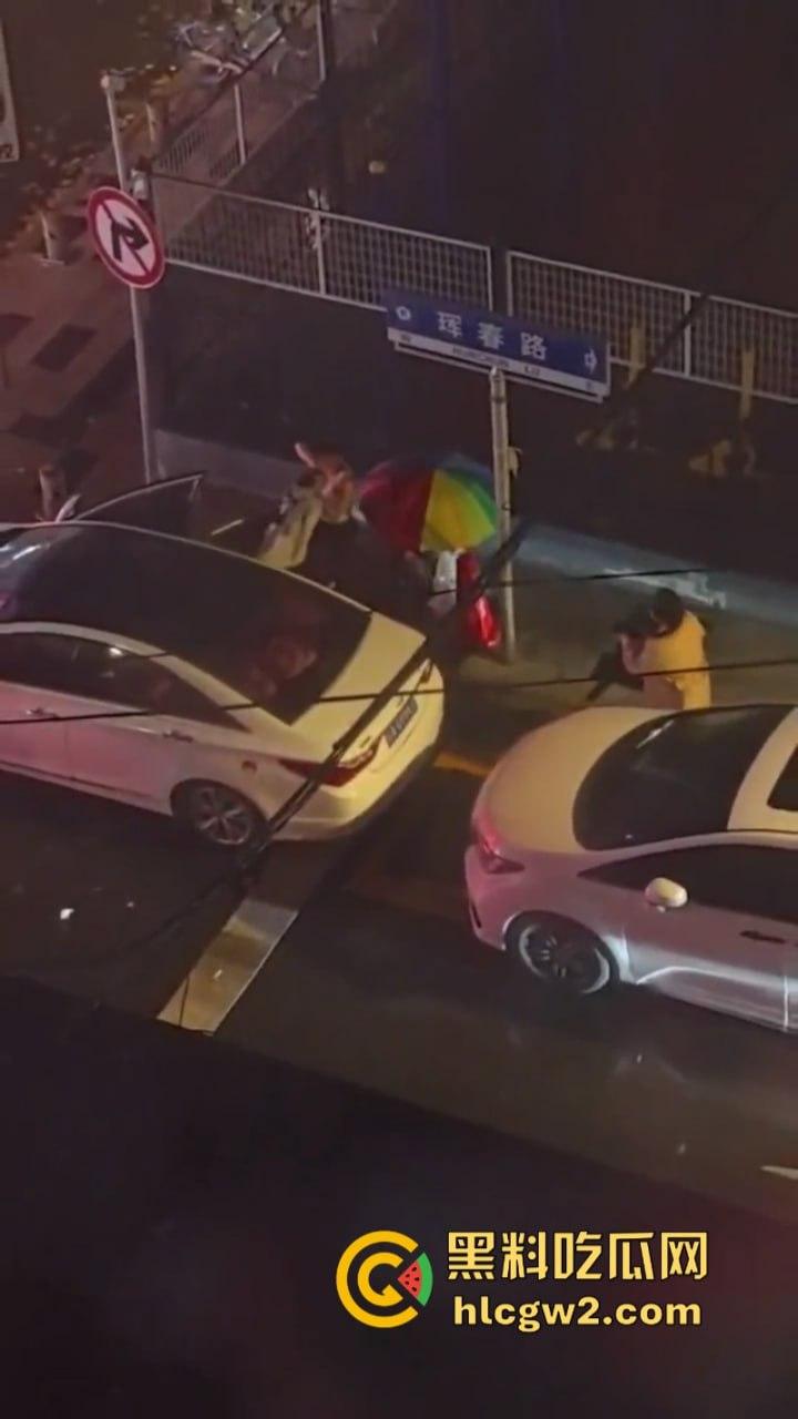 看笑了！辽宁沈阳彪悍女子当街暴打出轨渣男 分分钟KO 拿下 跟拎小鸡一样简单！-7