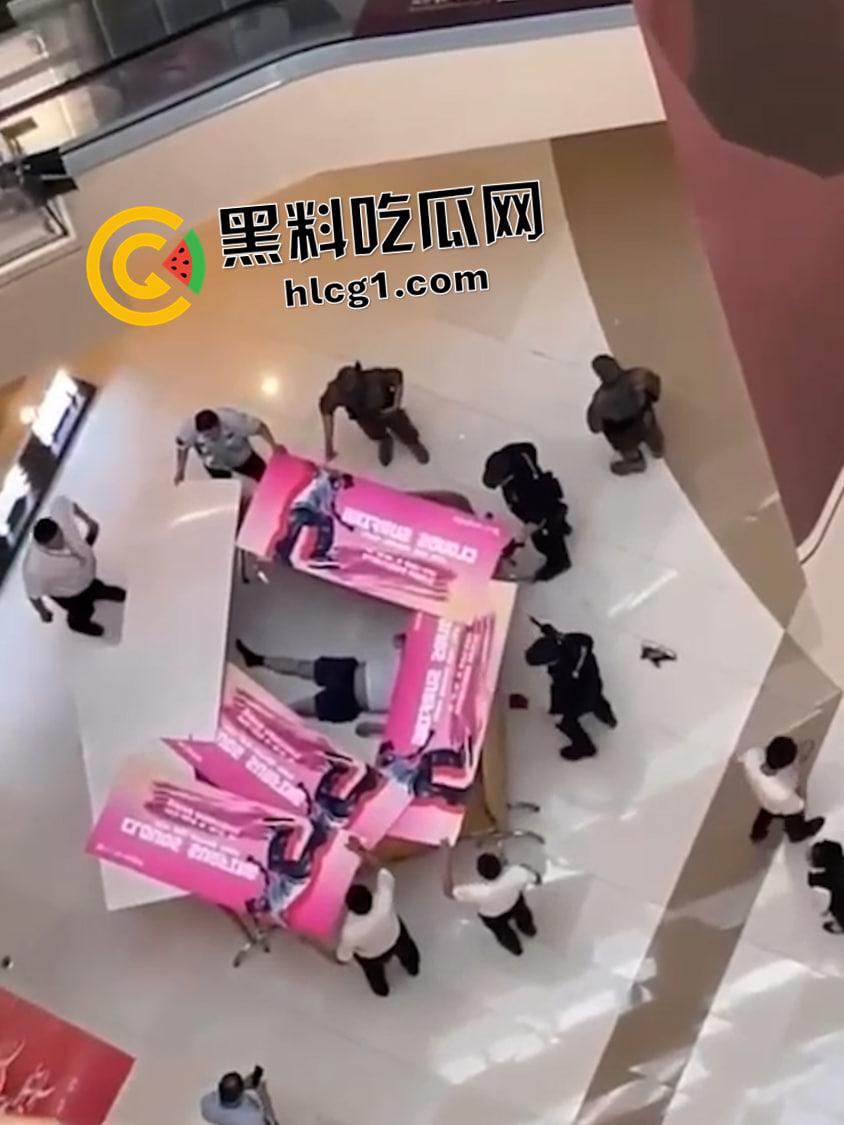 保定万博广场 三天两跳 都直接摔死  现场血腥视频流出-3