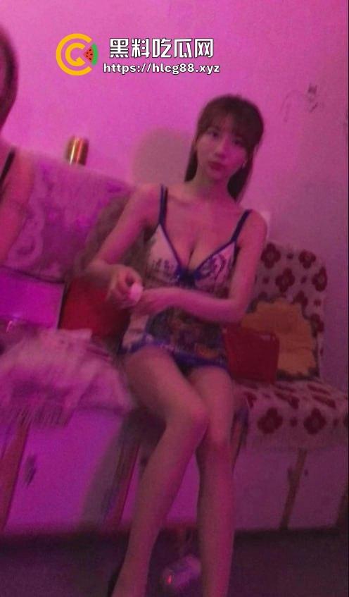 深圳龙岗东三村嫖客排队操嫩逼名鸡，扫街大神偷拍炸场，帽子叔叔硬着来抓！-2