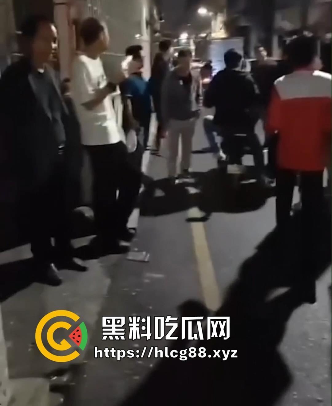 深圳龙岗东三村嫖客排队操嫩逼名鸡，扫街大神偷拍炸场，帽子叔叔硬着来抓！-11