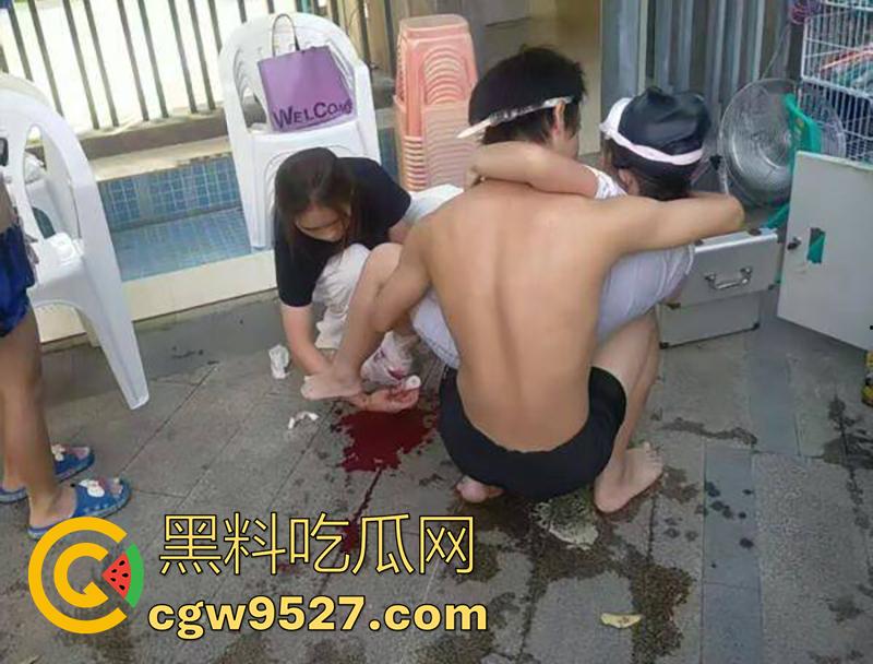 死神来了真实上演，广东清远一小孩，在泳池游泳被吸入下水道，消防员凿地救援，这也太可怕了！-4