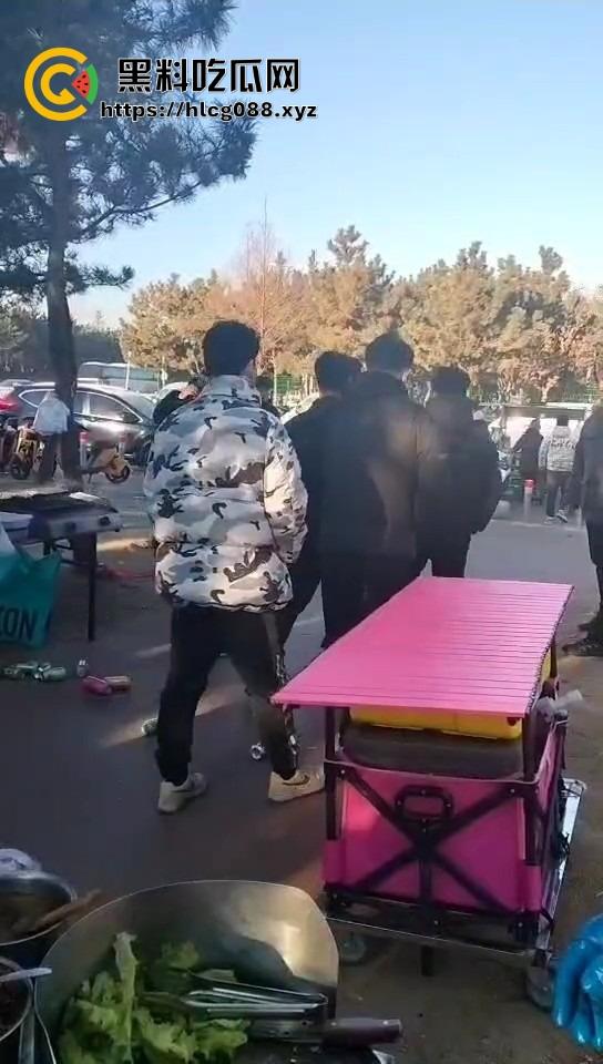 山东日照航海工程职业学院门口卖淀粉肠的摊主惨了！白衣男当街掀摊，城管还是社会哥？-8