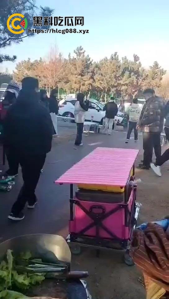 山东日照航海工程职业学院门口卖淀粉肠的摊主惨了！白衣男当街掀摊，城管还是社会哥？-9