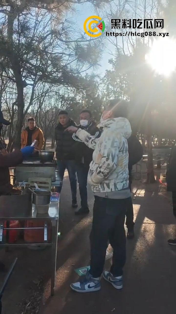 山东日照航海工程职业学院门口卖淀粉肠的摊主惨了！白衣男当街掀摊，城管还是社会哥？-12