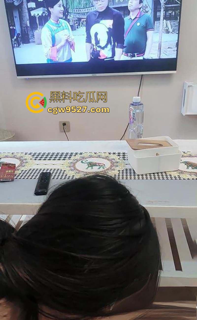 海角乱伦，边看电影边被嫂子疯狂色诱，埋头口交，老汉推车式猛插，无套内射精液流了嫂子一腿！-4