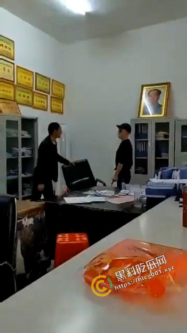 湖南省新宁县回龙村一村民与村委书记发生争执并将其当场捅死。视频由现场一名女村委委员拍下发在村群里喊人过来救命。-2