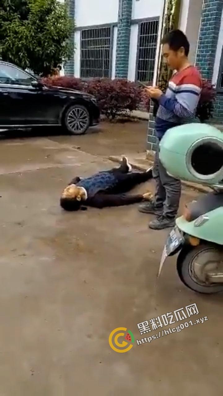 湖南省新宁县回龙村一村民与村委书记发生争执并将其当场捅死。视频由现场一名女村委委员拍下发在村群里喊人过来救命。-7