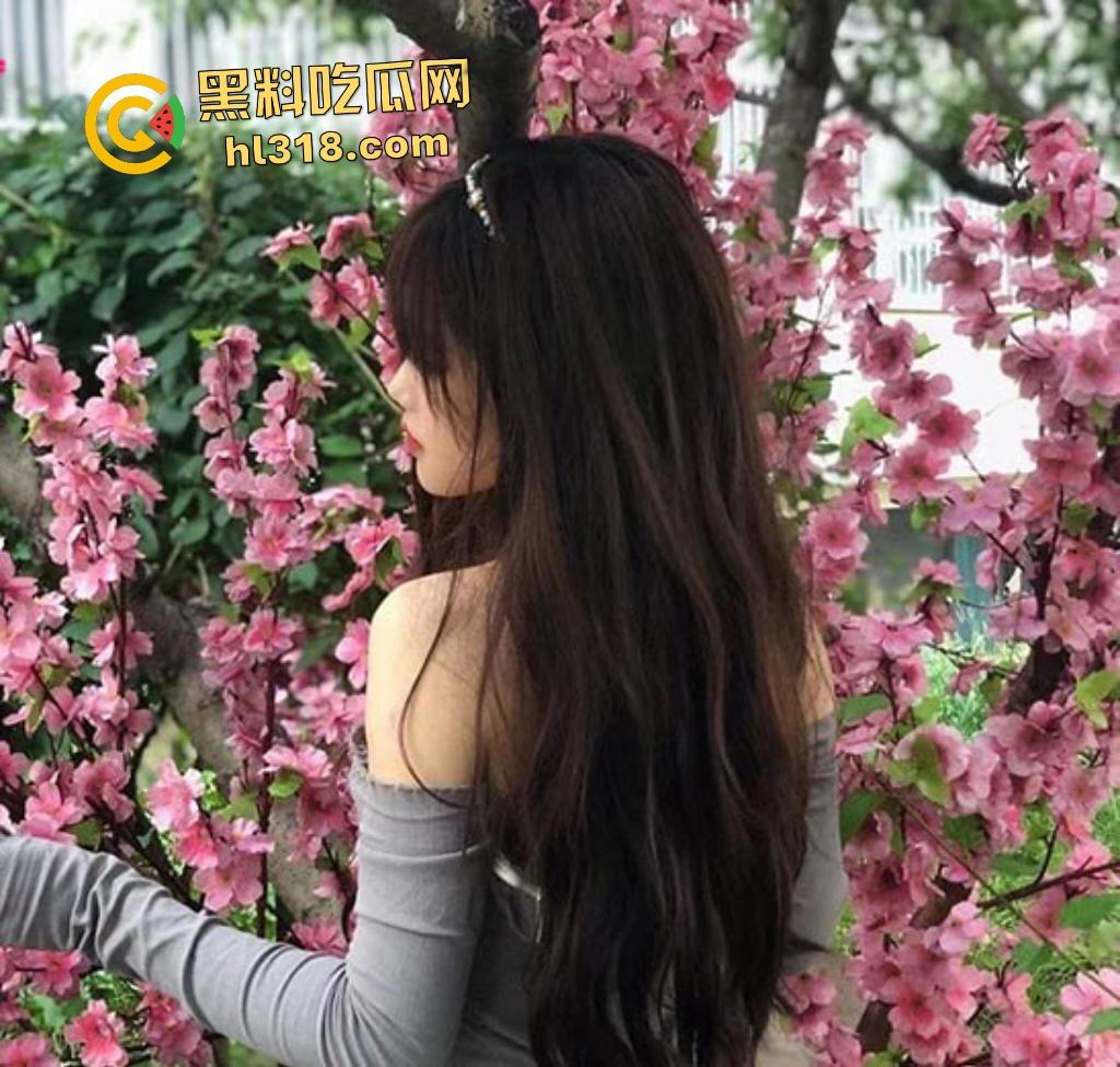 重庆纯欲女大【周雪敏】姨妈刚来完就穿黑丝足交,狂吃鸡巴,传教士榨精后纸接精液!-1