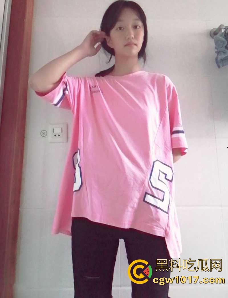 成都清纯学生妹【许薇薇】本来挺娇羞的少女，寻刺激玩露出网调，全裸露脸录沐浴淫片，美乳翘臀别样风骚！-2